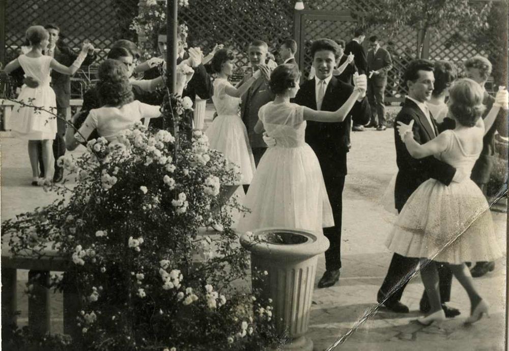 Dobová fotografie z taneční zábavy. Zdroj: Národní muzeum